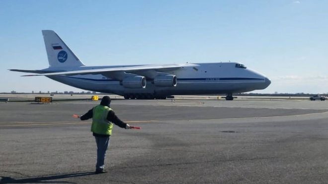  Coronavirus: el avión con equipos médicos que Rusia mandó a EE.UU. para ayudar en la lucha contra la covid-19