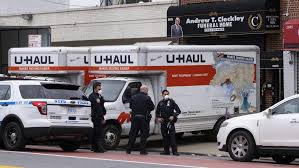  Policía de Nueva York descubre camiones con docenas de cuerpos sin refrigerar