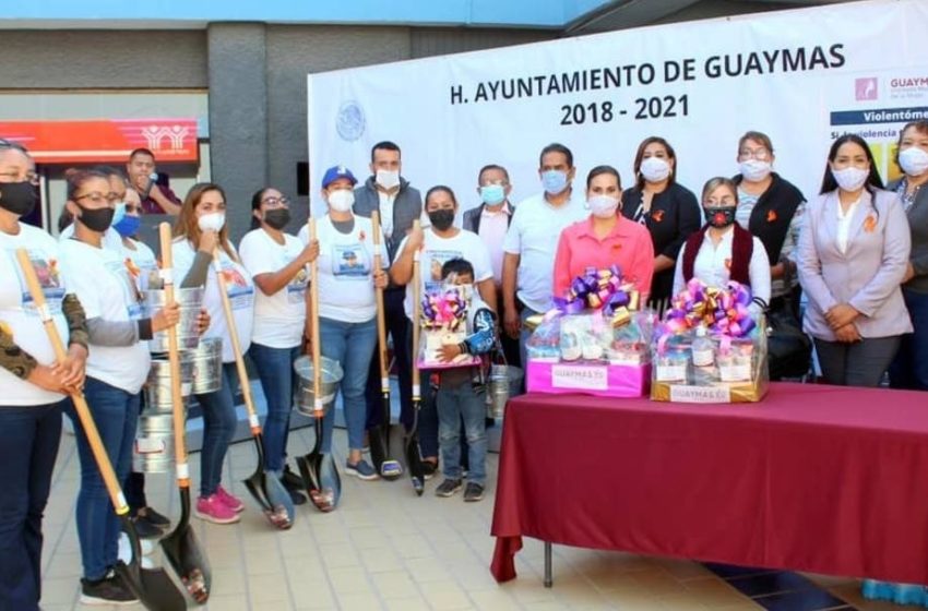  Alcaldía de Guaymas Sonora, entrega palas a mujeres que buscan familiares desaparecidos, causa indignación en redes