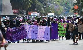  Feministas protestan en la CDMX tras agresión contra vendedoras ambulantes