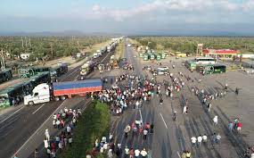  Bloquean con camiones carretera Federar en Tamaulipas