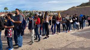  Adolescentes de Nogales Sonora cruzan a Arizona para vacunarse contra el COVID 19