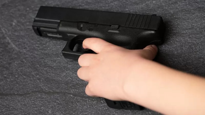 Un niño de 2 años mata a su padre por accidente con una pistola en EE.UU.