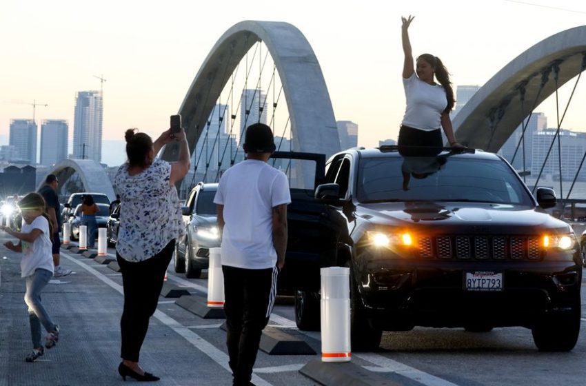  Un puente nuevo causa furor en Los Ángeles entre los corredores de coches e influencers