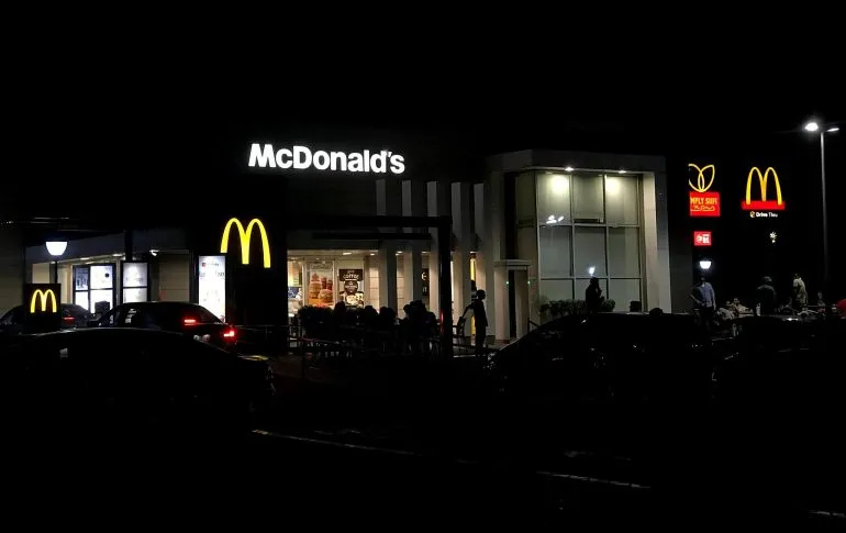  McDonald’s: Dispara a empleado del restaurante por servirle papas frías a su mamá