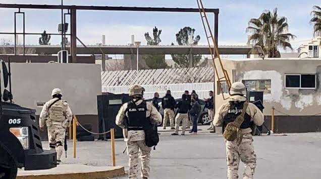  Identifican a custodios asesinados tras fuga de reos en Juárez