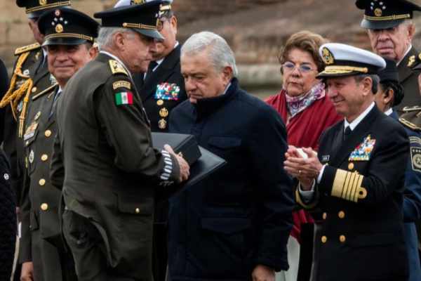  López Obrador condecora al general Salvador Cienfuegos, acusado por EE UU de narcotráfico y luego exonerado en México