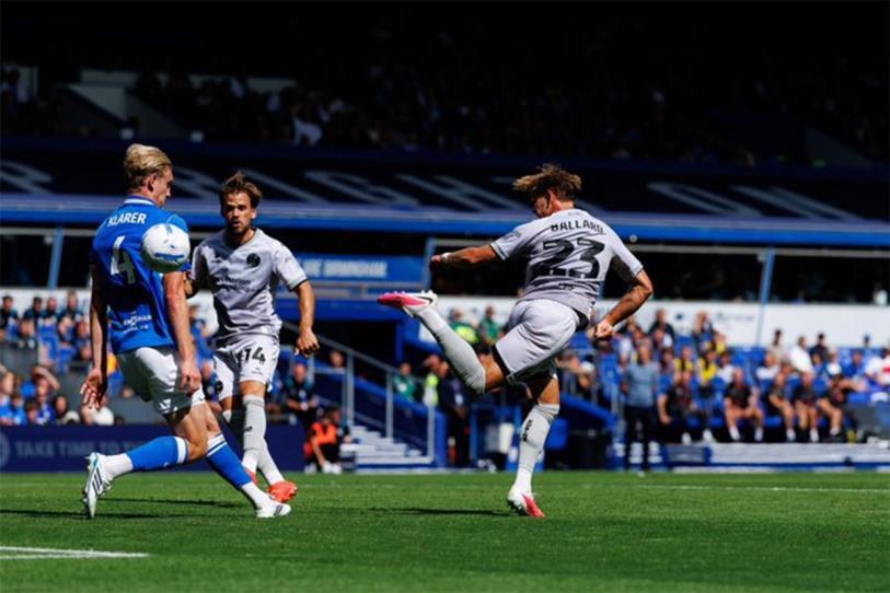 Dom Ballard anota gol de fantasía; parece que el Premio Puskás 2026 ya tiene dueño