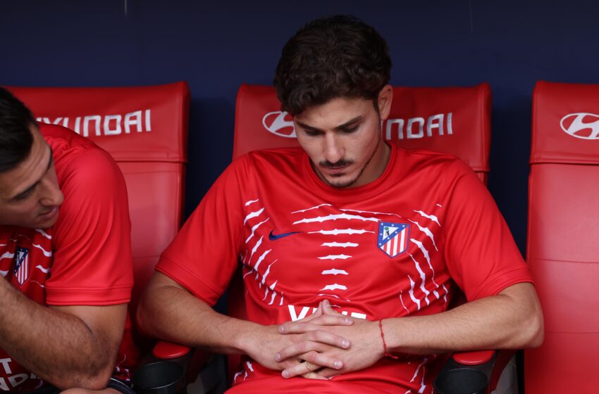 Julián Álvarez vuelve para ser tristemente abucheado por la afición del Atlético; técnico lo respalda